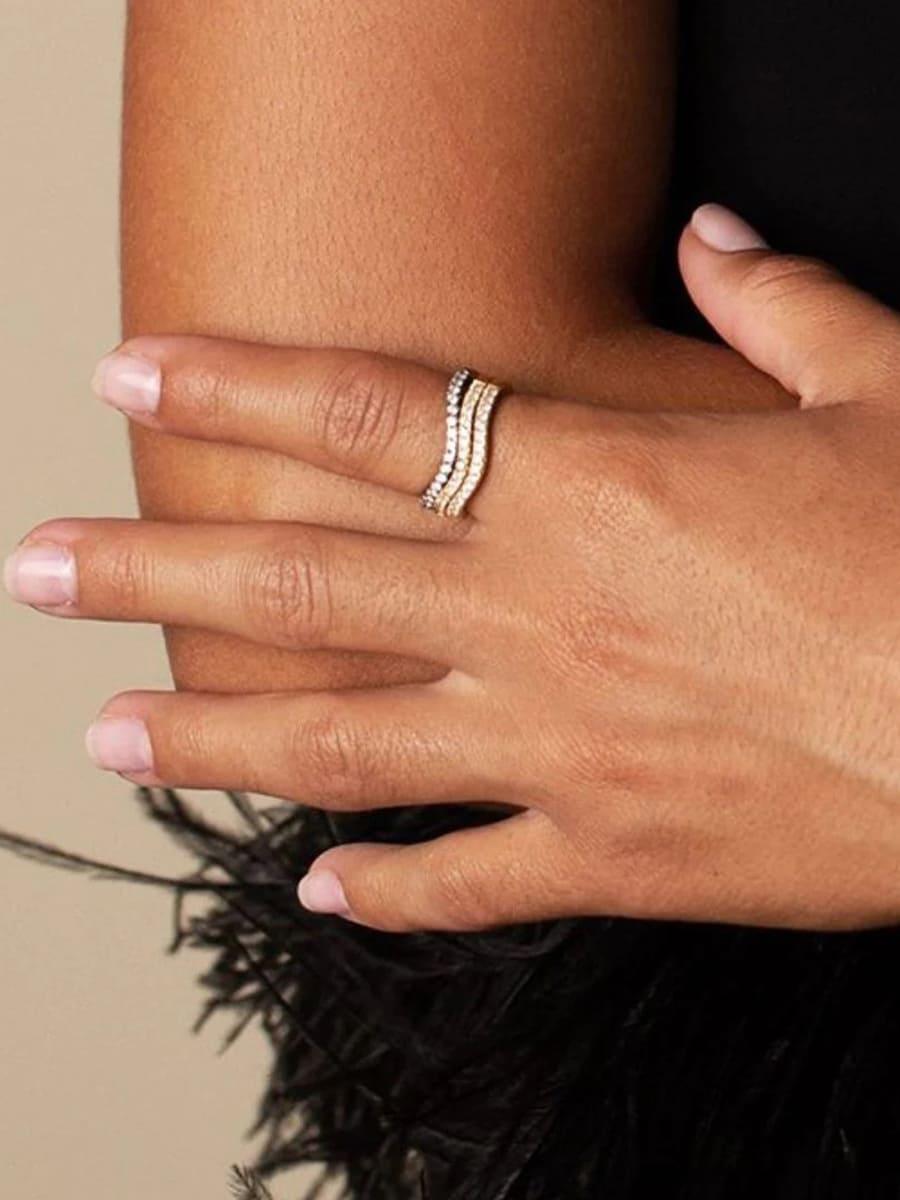 Anillo elegante con línea ondulada incrustada de diamantes