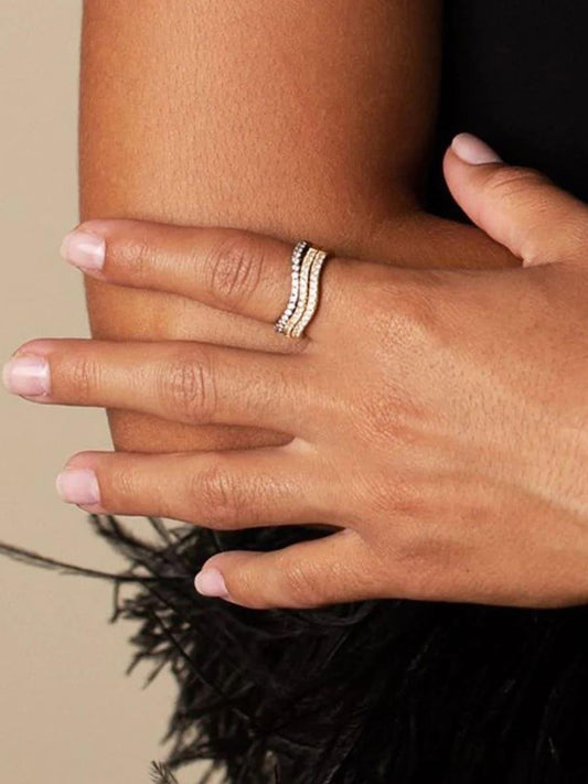 Anillo elegante con línea ondulada incrustada de diamantes