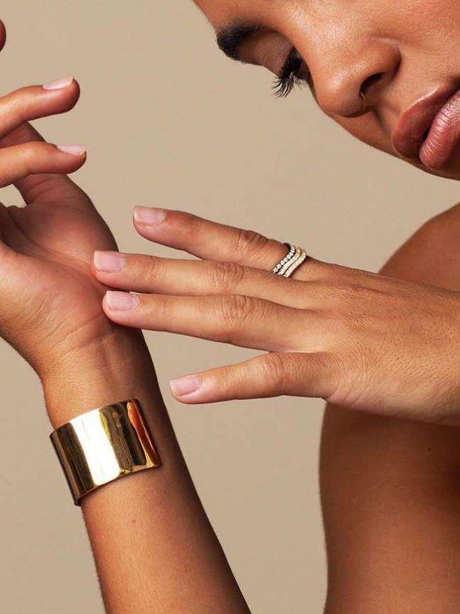 Anillo elegante con línea ondulada incrustada de diamantes