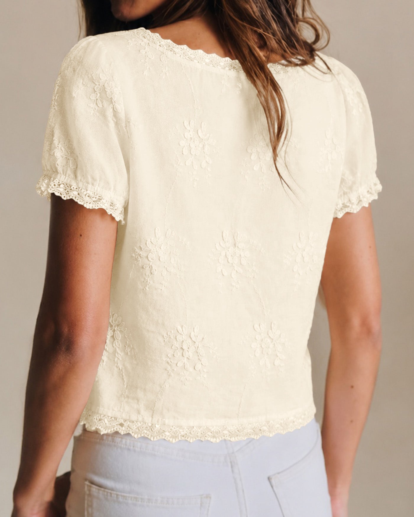 Emili-Camiseta floral de encaje con cuello cuadrado en color albaricoque