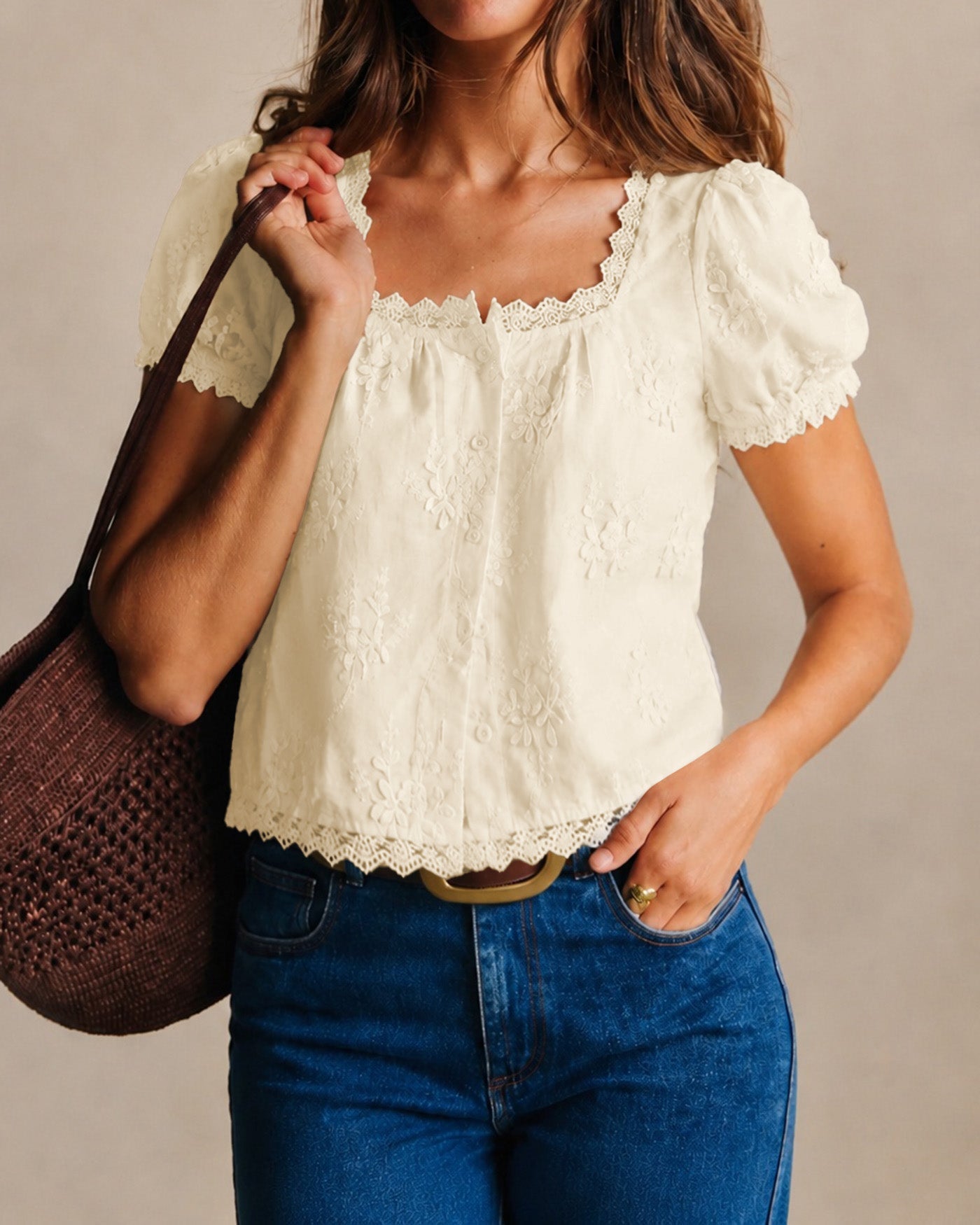 Emili-Camiseta floral de encaje con cuello cuadrado en color albaricoque
