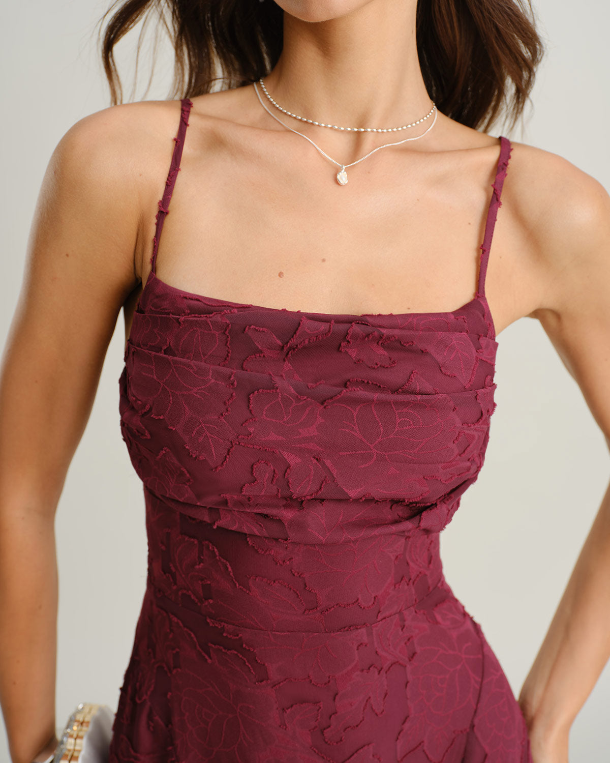 Rubi- Vestido largo sin tirantes de jacquard color rojo vino